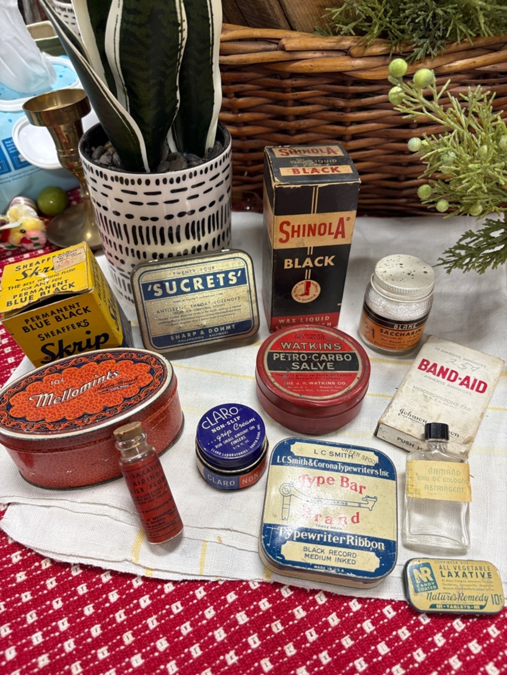 Old advertising tins, boxes and Bank-aid
Mixed lot